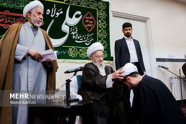 ولادت امام علیؑ کی مناسبت سے آیت اللہ العظمیٰ مکارم شیرازی کے دفتر میں طلاب کی عمامہ گذاری کی تقریب