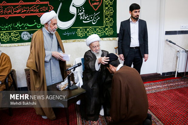 ولادت امام علیؑ کی مناسبت سے آیت اللہ العظمیٰ مکارم شیرازی کے دفتر میں طلاب کی عمامہ گذاری کی تقریب