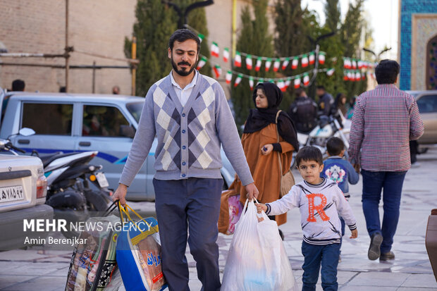 معتکفین پس از مراحل ثبت نام، درحال ورود به مسجد جامع شهداء شیراز ، برای آغاز آیین اعتکاف هستند.