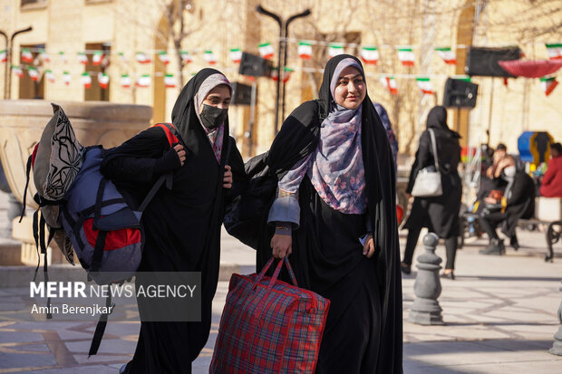 معتکفین پس از مراحل ثبت نام، درحال ورود به مسجد جامع شهداء شیراز ، برای آغاز آیین اعتکاف هستند.