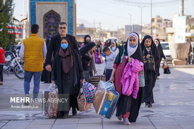 معتکفین پس از مراحل ثبت نام، درحال ورود به مسجد جامع شهداء شیراز ، برای آغاز آیین اعتکاف هستند.