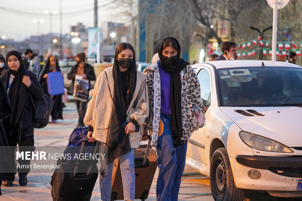 معتکفین پس از مراحل ثبت نام، درحال ورود به مسجد جامع شهداء شیراز ، برای آغاز آیین اعتکاف هستند.