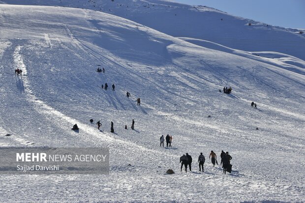 تیوب سواری مردم در مناطق پوشیده از برف «نورآباد»