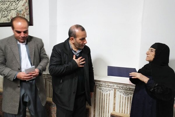 استاندار کرمانشاه از مادر ۳ شهید کودک و نوجوان روانسری تقدیر کرد استاندار کرمانشاه از مادر ۳ شهید کودک و نوجوان روانسری تقدیر کرد