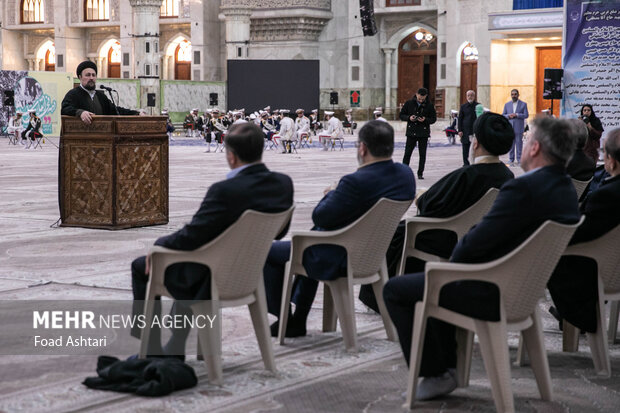 حجت الاسلام سید حسن خمینی تولیت حرم امام خمینی (ره) در حال سخنرانی در مراسم تجدید میثاق نمایندگان مجلس با آرمان‌های امام (ره) است