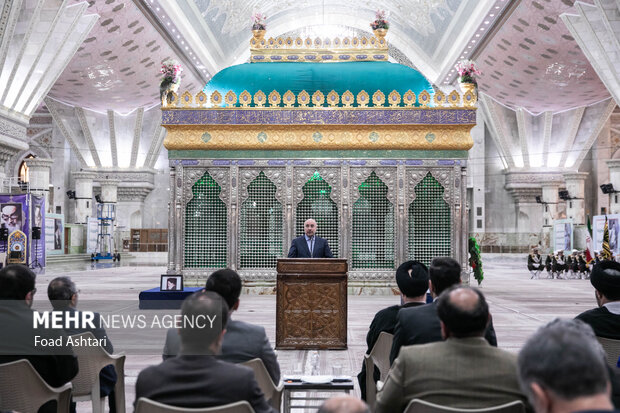محمدباقر قالیباف رئیس مجلس شورای اسلامی  در حال سخنرانی در مراسم تجدید میثاق نمایندگان مجلس با آرمان‌های امام (ره) است
