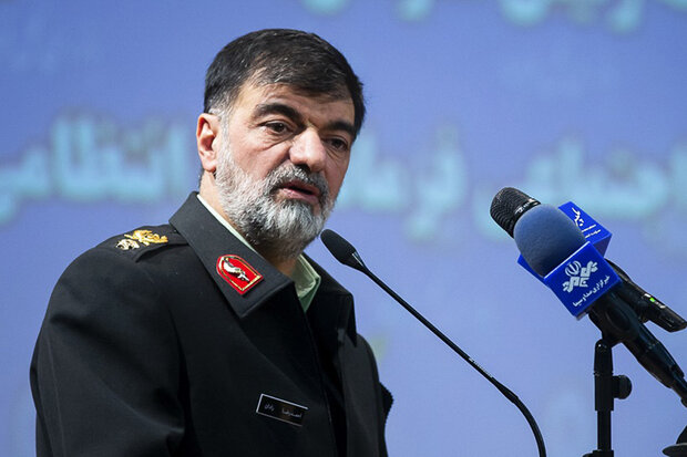 شهدا مسیر خانواده و جامعه را دگرگون می کنند