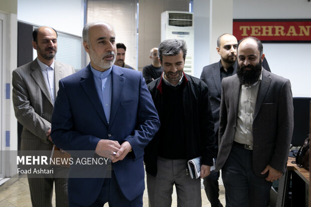  ناصر کنعانی سخنگوی وزارت امور خارجه در حال بازدید از تحریریه خبرگزاری مهر است 