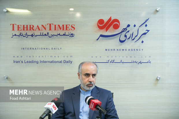 ناصر کنعانی سخنگوی وزارت امور خارجه در حال پاسخ به سوال خبرنگار مهر است