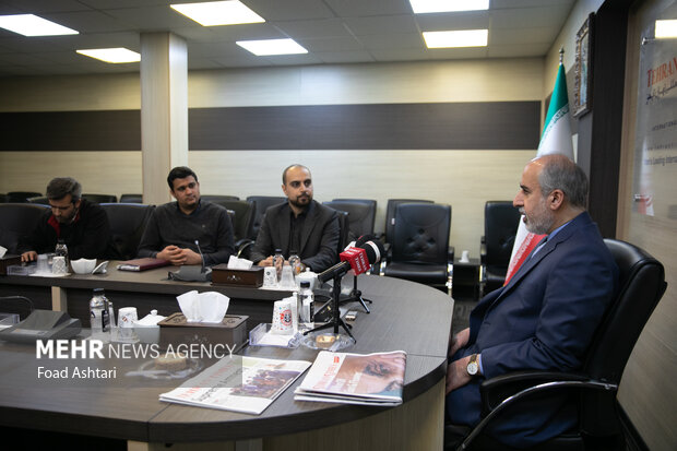 ناصر کنعانی سخنگوی وزارت امور خارجه در حال پاسخ به سوال خبرنگار مهر است