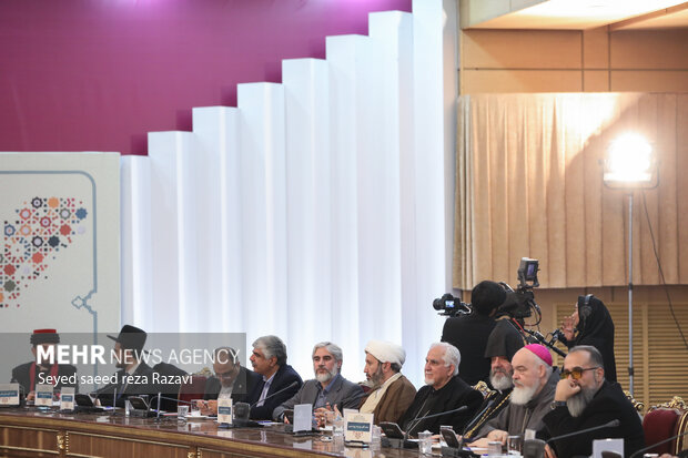 انقلاب اسلامی کی 44ویں سالگرہ کے موقع پر مختلف ادیان کے مذہبی رہنماؤں کی ایرانی صدر سے ملاقات