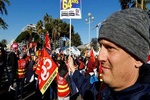 موجة ثالثة من الإضرابات في فرنسا تواصل الضغط على ماكرون