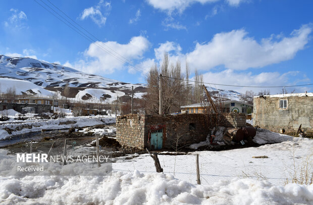 بارش برف در روستای کوهستانی گلاز شهرستان اشنویه