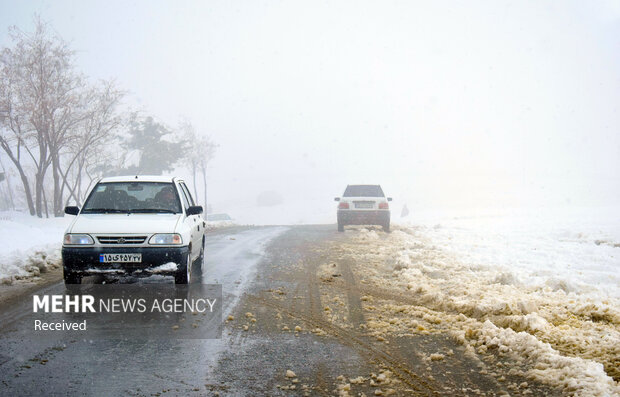 حوادث جاده ای درپی برف و یخبندان در مسیرهای تردد کنگاور
