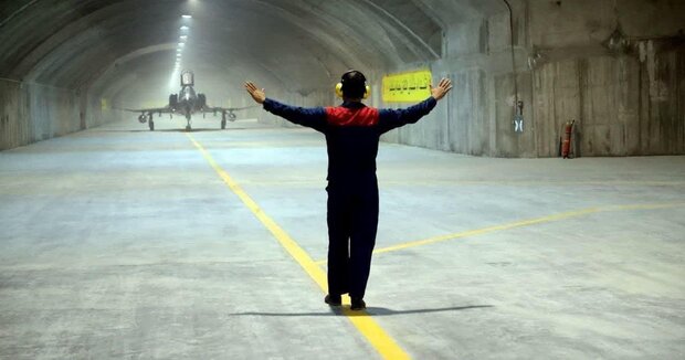 الجیش الإيراني يكشف عن قاعدة جوية سرية+ صور
