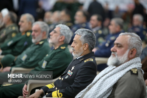  حبیب الله سیاری معاون هماهنگ کننده و رئیس ستاد ارتش در مراسم تجدید میثاق فرماندهان ارشد نیروهای مسلح با آرمان‌های بنیانگذار جمهوری اسلامی حضور دارد