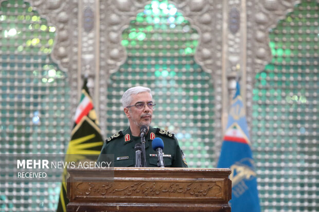 محمد باقری رئیس ستاد کل نیروهای مسلح در حال سخنرانی در مراسم تجدید میثاق فرماندهان ارشد نیروهای مسلح با آرمان‌های بنیانگذار جمهوری اسلامی است