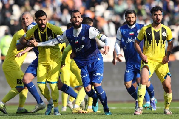 خوش شانسی شاگردان ساپینتو/ بازیهای سخت استقلال هنوز شروع نشده است