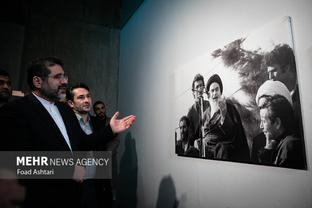محمد مهدی اسماعیلی وزیر فرهنگ و ارشاد اسلامی 
 در حال بازدید از نمایشگاه آئینه در آئینه است
