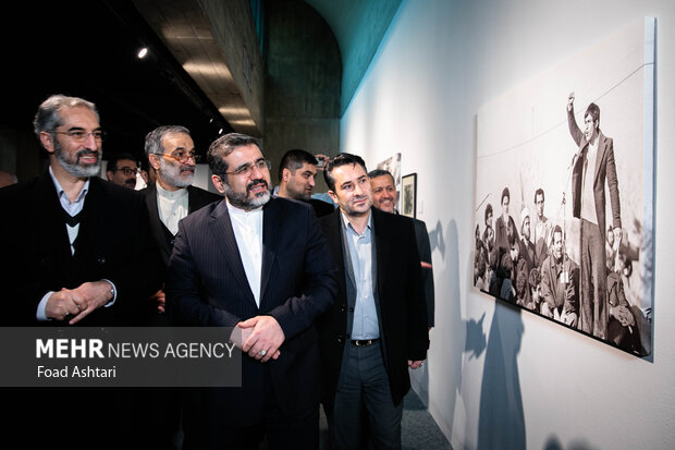 محمد مهدی اسماعیلی وزیر فرهنگ و ارشاد اسلامی 
 در حال بازدید از نمایشگاه آئینه در آئینه است