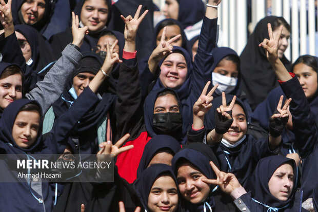 جشن بزرگ دختران دهه هشتادی انقلاب در <a href='https://sayeb.ir/tag/%d9%85%d8%b4%d9%87%d8%af'>مشهد</a>
