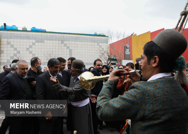نمایشگاه را طی دو روز ببینید/صدای موسیقی فضای مذاکره را گرفت