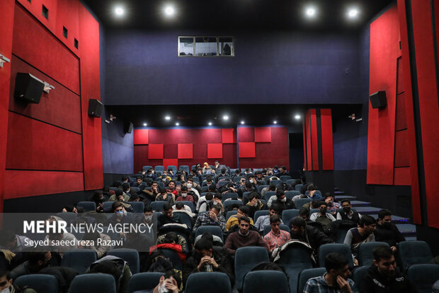 سینما‌های <a href='https://sayeb.ir/tag/%d8%ac%d8%b4%d9%86%d9%88%d8%a7%d8%b1%d9%87-%d9%81%d8%ac%d8%b1'>جشنواره فجر</a> چهل و یکم با استقبال مردمی که به تماشای فیلم‌های این دوره از جشنواره نشستند روبرو شد