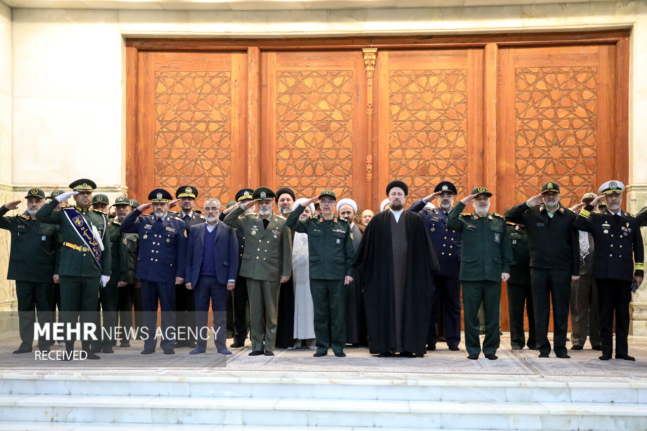 حرم امام خمینی ﴿رہ﴾ میں ایرانی مسلح افواج کے کمانڈروں کی تجدید عہد