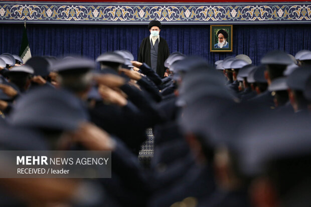 Ayatollah Khamenei meets Army Air Force commanders, staff
