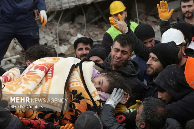 نجات پدر و دختر محبوس در آوار پس از ۱۳۰ ساعت توسط هلال احمر ایران نجات پدر و دختر محبوس در آوار پس از ۱۳۰ ساعت توسط هلال احمر ایران