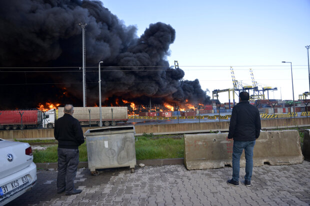 آتش سوزی در بندر اسکندرون ترکیه ادامه دارد+ فیلم و تصاویر