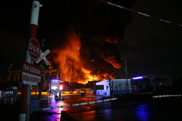 آتش سوزی در بندر اسکندرون ترکیه ادامه دارد+ فیلم و تصاویر