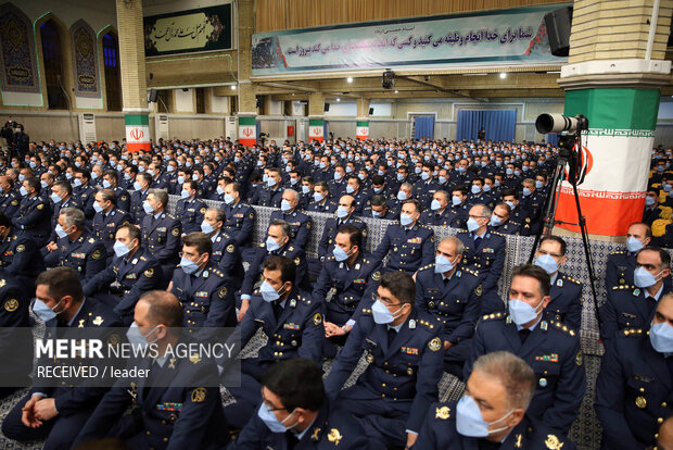 Ayatollah Khamenei meets Army Air Force commanders, staff

