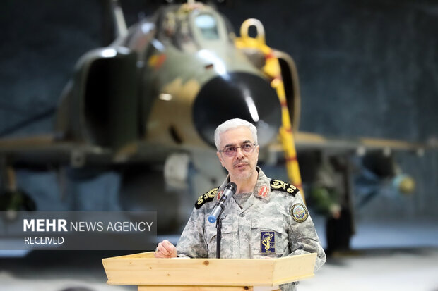 سرلشکر محمد باقری رئیس ستاد کل نیروهای مسلح 
 در حال سخنرانی از پایگاه هوایی راهکنشی عقاب ۴۴ ارتش است 