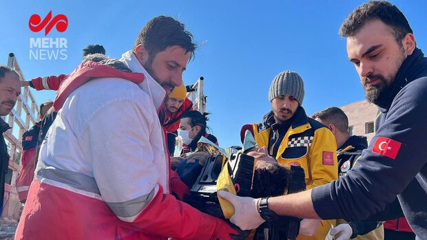  امدادگران ایرانی ۳ محبوس شده زیر آوار زلزله ترکیه را نجات دادند
