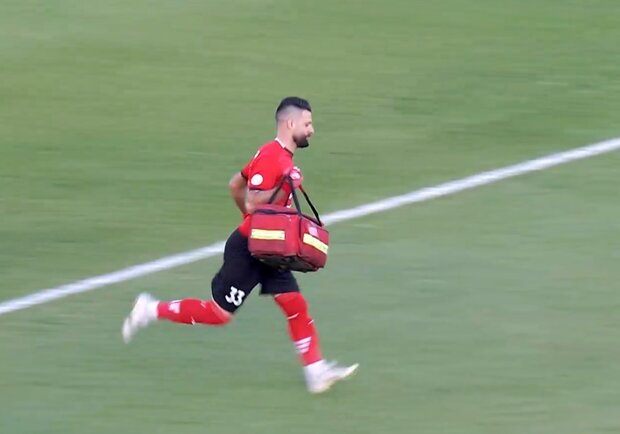 مصدومیت شدید مدافع تراکتور و ورود آمبولانس به داخل زمین