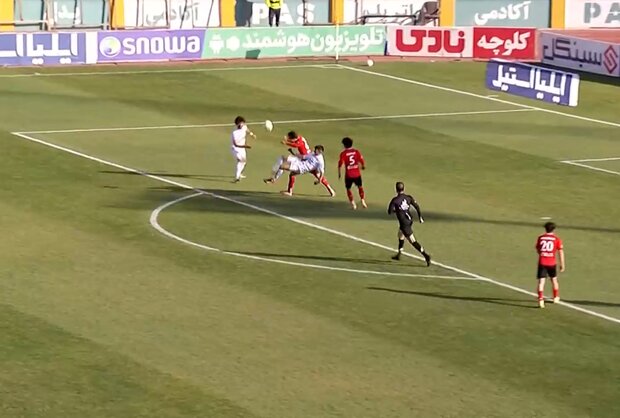 مصدومیت شدید مدافع تراکتور و ورود آمبولانس به داخل زمین