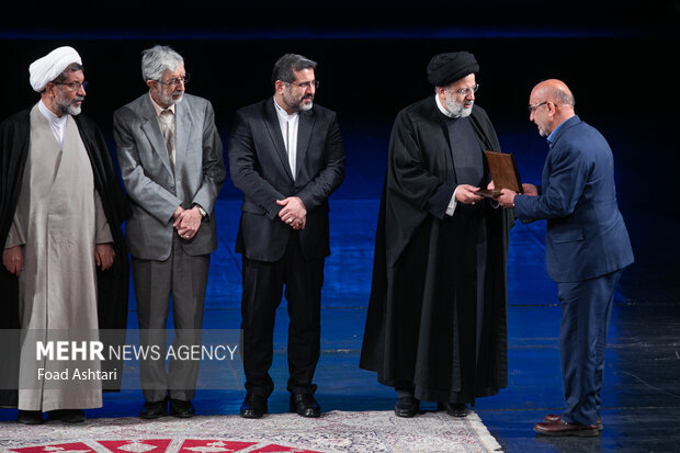 حجت الاسلام سید ابراهیم رئیسی رئیس جمهور در حال تجلیل از برگزیدگان چهلمین جایزه کتاب جمهوری اسلامی ایران است
