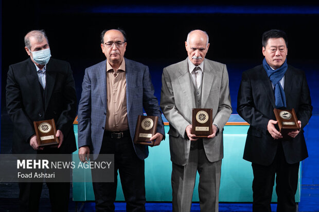 برگزیدگان چهلمین جایزه کتاب جمهوری اسلامی ایران در حال گرفتن عکس یادگاری هستند