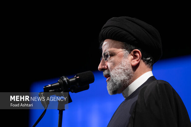 حجت الاسلام سید ابراهیم رئیسی رئیس جمهور 
 در حال سخنرانی در مراسم چهلمین جایزه کتاب جمهوری اسلامی ایران است