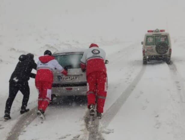 رهاسازی ۱۲۰ خودرو با ۳۶۰ سرنشین در کرمانشاه از گرفتاری در برف