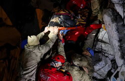 First UN aid reaches NW Syria as death toll tops 17,000