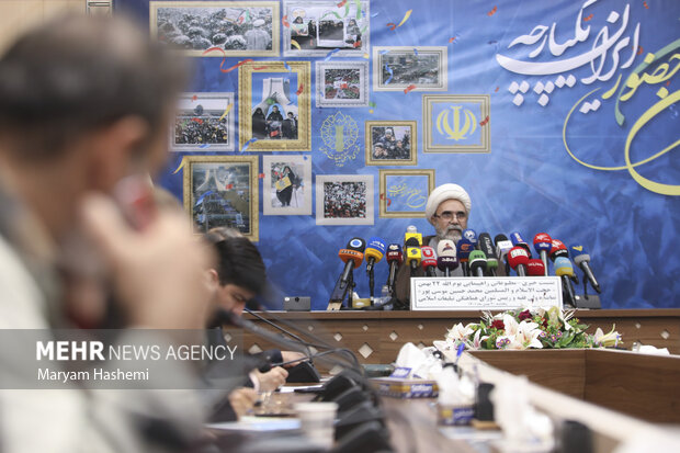  حجت الاسلام محمدحسین موسی پور رئیس شورای هماهنگی تبلیغات اسلامی در حال تشریح برنامه های مربوط به روز بیست و دوم بهمن ماه برای خبرنگاران حاظر در نشست خبری است