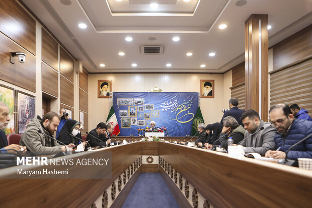  حجت الاسلام محمدحسین موسی پور رئیس شورای هماهنگی تبلیغات اسلامی در حال تشریح برنامه های مربوط به روز بیست و دوم بهمن ماه برای خبرنگاران حاظر در نشست خبری است