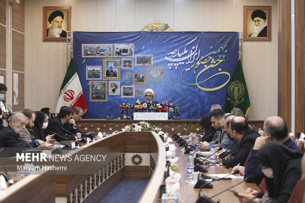  حجت الاسلام محمدحسین موسی پور رئیس شورای هماهنگی تبلیغات اسلامی در حال تشریح برنامه های مربوط به روز بیست و دوم بهمن ماه برای خبرنگاران حاظر در نشست خبری است