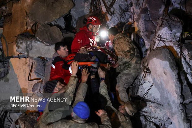 با گذشت چهار روز از وقوع زلزله مهیب در شهرهایی از کشور ترکیه و سوریه همچنان عملیات امداد و نجات و آوار برداری در مناطق زلزله زده ادامه دارد
