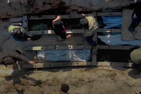 تصاویر دردناک از دفن دسته‌جمعی قربانیان زلزله در سوریه +فیلم