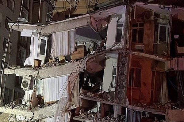 ساختمانهای در حال فرو ریختن و سختی کار امدادگران زلزله در حلب