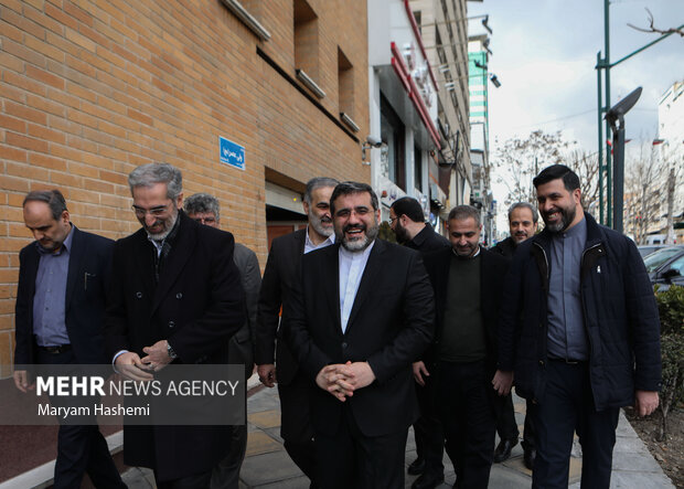 بازدید وزیر فرهنگ از نمایشگاه پانزدهمین جشنواره هنر های تجسمی