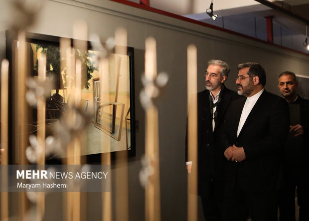 محمد مهدی اسماعیلی وزیر فرهنگ و ارشاد اسلامی در حال بازدید از نمایشگاه پانزدهمین جشنواره هنر های تجسمی فجر است